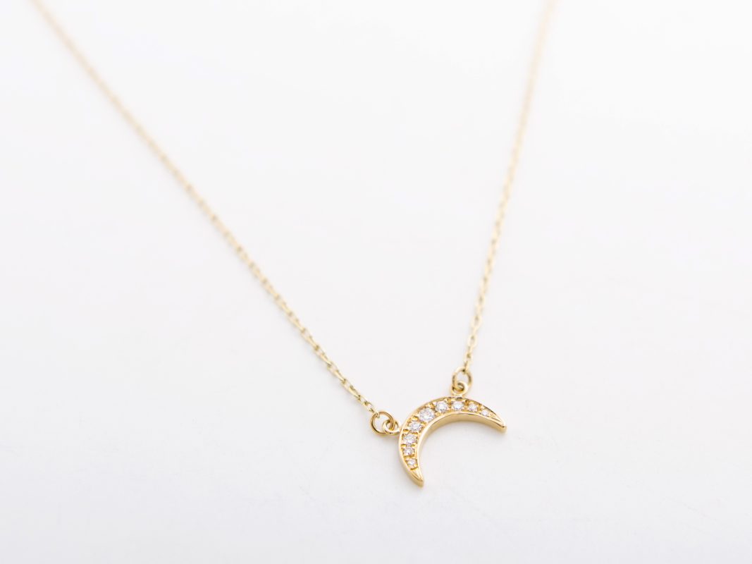 Collar media luna con brillantes